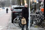 Amsterdam 27 december 2023
Bram Moszkowicz doet boodschappen in Amsterdam zuid.