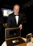 Amsterdam 9 december 2023
VIP dag van de luxury fair in de RAI. Dennis Bergkamp en zijn vrouw Henriette en dochters Estell ( zwanger) Saffron en Yasmin op de stand van Gassan Diamonds . presentatie gouden bankbiljet Dennis Bergkamp. david Bijlsma reikt het eerste exemplaar uit.