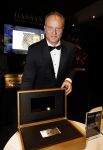 Amsterdam 9 december 2023
VIP dag van de luxury fair in de RAI. Dennis Bergkamp en zijn vrouw Henriette en dochters Estell ( zwanger) Saffron en Yasmin op de stand van Gassan Diamonds . presentatie gouden bankbiljet Dennis Bergkamp. david Bijlsma reikt het eerste exemplaar uit.