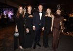 Amsterdam 9 december 2023
VIP dag van de luxury fair in de RAI. Dennis Bergkamp en zijn vrouw Henrita en dochters Estelle( zwanger) Saffron en Yasmin op de stand van Gassan Diamonds . presentatie gouden bankbiljet Dennis Bergkamp. david Bijlsma reikt het eerste exemplaar uit.