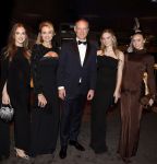 Amsterdam 9 december 2023
VIP dag van de luxury fair in de RAI. Dennis Bergkamp en zijn vrouw Henrita en dochters Estelle( zwanger) Saffron en Yasmin op de stand van Gassan Diamonds . presentatie gouden bankbiljet Dennis Bergkamp. david Bijlsma reikt het eerste exemplaar uit.