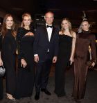 Amsterdam 9 december 2023
VIP dag van de luxury fair in de RAI. Dennis Bergkamp en zijn vrouw Henrita en dochters Estelle( zwanger) Saffron en Yasmin op de stand van Gassan Diamonds . presentatie gouden bankbiljet Dennis Bergkamp. david Bijlsma reikt het eerste exemplaar uit.