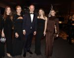 Amsterdam 9 december 2023
VIP dag van de luxury fair in de RAI. Dennis Bergkamp en zijn vrouw Henrita en dochters Estelle( zwanger) Saffron en Yasmin op de stand van Gassan Diamonds . presentatie gouden bankbiljet Dennis Bergkamp. david Bijlsma reikt het eerste exemplaar uit.