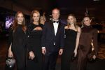 Amsterdam 9 december 2023
VIP dag van de luxury fair in de RAI. Dennis Bergkamp en zijn vrouw Henrita en dochters Estelle( zwanger) Saffron en Yasmin op de stand van Gassan Diamonds . presentatie gouden bankbiljet Dennis Bergkamp. david Bijlsma reikt het eerste exemplaar uit.