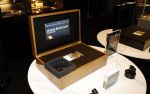 Amsterdam 9 december 2023
VIP dag van de luxury fair in de RAI. Dennis Bergkamp en zijn vrouw Henriette en dochters Estell ( zwanger) Saffron en Yasmin op de stand van Gassan Diamonds . presentatie gouden bankbiljet Dennis Bergkamp. david Bijlsma reikt het eerste exemplaar uit.