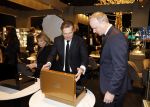 Amsterdam 9 december 2023
VIP dag van de luxury fair in de RAI. Dennis Bergkamp en zijn vrouw Henriette en dochters Estell ( zwanger) Saffron en Yasmin op de stand van Gassan Diamonds . presentatie gouden bankbiljet Dennis Bergkamp. david Bijlsma reikt het eerste exemplaar uit.