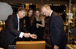 Amsterdam 9 december 2023
VIP dag van de luxury fair in de RAI. Dennis Bergkamp en zijn vrouw Henriette en dochters Estell ( zwanger) Saffron en Yasmin op de stand van Gassan Diamonds . presentatie gouden bankbiljet Dennis Bergkamp. david Bijlsma reikt het eerste exemplaar uit.