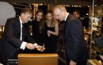 Amsterdam 9 december 2023
VIP dag van de luxury fair in de RAI. Dennis Bergkamp en zijn vrouw Henriette en dochters Estell ( zwanger) Saffron en Yasmin op de stand van Gassan Diamonds . presentatie gouden bankbiljet Dennis Bergkamp. david Bijlsma reikt het eerste exemplaar uit.