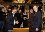 Amsterdam 9 december 2023
VIP dag van de luxury fair in de RAI. Dennis Bergkamp en zijn vrouw Henriette en dochters Estell ( zwanger) Saffron en Yasmin op de stand van Gassan Diamonds . presentatie gouden bankbiljet Dennis Bergkamp. david Bijlsma reikt het eerste exemplaar uit.