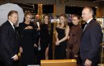 Amsterdam 9 december 2023
VIP dag van de luxury fair in de RAI. Dennis Bergkamp en zijn vrouw Henriette en dochters Estell ( zwanger) Saffron en Yasmin op de stand van Gassan Diamonds . presentatie gouden bankbiljet Dennis Bergkamp. david Bijlsma reikt het eerste exemplaar uit.