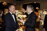 Amsterdam 9 december 2023
VIP dag van de luxury fair in de RAI. Dennis Bergkamp en zijn vrouw Henrita en dochters Estell ( zwanger) Saffron en Yasmin op de stand van Gassan Diamonds . presentatie gouden bankbiljet Dennis Bergkamp. david Bijlsma reikt het eerste exemplaar uit. dennis Bergkamp en Nick Dijkman