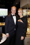 Amsterdam 9 december 2023
VIP dag van de luxury fair in de RAI. Dennis Bergkamp en zijn vrouw Henrita en dochters Estell ( zwanger) Saffron en Yasmin op de stand van Gassan Diamonds . presentatie gouden bankbiljet Dennis Bergkamp. david Bijlsma reikt het eerste exemplaar uit.