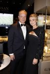 Amsterdam 9 december 2023
VIP dag van de luxury fair in de RAI. Dennis Bergkamp en zijn vrouw Henrita en dochters Estell ( zwanger) Saffron en Yasmin op de stand van Gassan Diamonds . presentatie gouden bankbiljet Dennis Bergkamp. david Bijlsma reikt het eerste exemplaar uit.