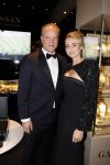 Amsterdam 9 december 2023
VIP dag van de luxury fair in de RAI. Dennis Bergkamp en zijn vrouw Henrita en dochters Estell ( zwanger) Saffron en Yasmin op de stand van Gassan Diamonds . presentatie gouden bankbiljet Dennis Bergkamp. david Bijlsma reikt het eerste exemplaar uit.