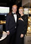 Amsterdam 9 december 2023
VIP dag van de luxury fair in de RAI. Dennis Bergkamp en zijn vrouw Henrita en dochters Estell ( zwanger) Saffron en Yasmin op de stand van Gassan Diamonds . presentatie gouden bankbiljet Dennis Bergkamp. david Bijlsma reikt het eerste exemplaar uit.