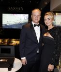 Amsterdam 9 december 2023
VIP dag van de luxury fair in de RAI. Dennis Bergkamp en zijn vrouw Henrita en dochters Estell ( zwanger) Saffron en Yasmin op de stand van Gassan Diamonds . presentatie gouden bankbiljet Dennis Bergkamp. david Bijlsma reikt het eerste exemplaar uit.