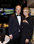 Amsterdam 9 december 2023
VIP dag van de luxury fair in de RAI. Dennis Bergkamp en zijn vrouw Henrita en dochters Estell ( zwanger) Saffron en Yasmin op de stand van Gassan Diamonds . presentatie gouden bankbiljet Dennis Bergkamp. david Bijlsma reikt het eerste exemplaar uit.