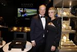 Amsterdam 9 december 2023
VIP dag van de luxury fair in de RAI. Dennis Bergkamp en zijn vrouw Henrita en dochters Estell ( zwanger) Saffron en Yasmin op de stand van Gassan Diamonds . presentatie gouden bankbiljet Dennis Bergkamp. david Bijlsma reikt het eerste exemplaar uit.