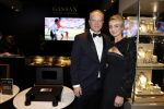 Amsterdam 9 december 2023
VIP dag van de luxury fair in de RAI. Dennis Bergkamp en zijn vrouw Henrita en dochters Estell ( zwanger) Saffron en Yasmin op de stand van Gassan Diamonds . presentatie gouden bankbiljet Dennis Bergkamp. david Bijlsma reikt het eerste exemplaar uit.