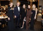 Amsterdam 9 december 2023
VIP dag van de luxury fair in de RAI. Dennis Bergkamp en zijn vrouw Henriette en dochters Estell ( zwanger) Saffron en Yasmin op de stand van Gassan Diamonds . presentatie gouden bankbiljet Dennis Bergkamp. david Bijlsma reikt het eerste exemplaar uit.