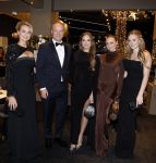 Amsterdam 9 december 2023
VIP dag van de luxury fair in de RAI. Dennis Bergkamp en zijn vrouw Henriette en dochters Estell ( zwanger) Saffron en Yasmin op de stand van Gassan Diamonds . presentatie gouden bankbiljet Dennis Bergkamp. david Bijlsma reikt het eerste exemplaar uit.