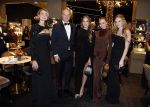 Amsterdam 9 december 2023
VIP dag van de luxury fair in de RAI. Dennis Bergkamp en zijn vrouw Henriette en dochters Estell ( zwanger) Saffron en Yasmin op de stand van Gassan Diamonds . presentatie gouden bankbiljet Dennis Bergkamp. david Bijlsma reikt het eerste exemplaar uit.