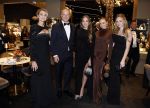 Amsterdam 9 december 2023
VIP dag van de luxury fair in de RAI. Dennis Bergkamp en zijn vrouw Henriette en dochters Estell ( zwanger) Saffron en Yasmin op de stand van Gassan Diamonds . presentatie gouden bankbiljet Dennis Bergkamp. david Bijlsma reikt het eerste exemplaar uit.