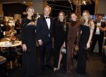 Amsterdam 9 december 2023
VIP dag van de luxury fair in de RAI. Dennis Bergkamp en zijn vrouw Henriette en dochters Estell ( zwanger) Saffron en Yasmin op de stand van Gassan Diamonds . presentatie gouden bankbiljet Dennis Bergkamp. david Bijlsma reikt het eerste exemplaar uit.