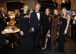 Amsterdam 9 december 2023
VIP dag van de luxury fair in de RAI. Dennis Bergkamp en zijn vrouw Henriette en dochters Estell ( zwanger) Saffron en Yasmin op de stand van Gassan Diamonds . presentatie gouden bankbiljet Dennis Bergkamp. david Bijlsma reikt het eerste exemplaar uit.