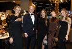 Amsterdam 9 december 2023
VIP dag van de luxury fair in de RAI. Dennis Bergkamp en zijn vrouw Henriette en dochters Estell ( zwanger) Saffron en Yasmin op de stand van Gassan Diamonds . presentatie gouden bankbiljet Dennis Bergkamp. david Bijlsma reikt het eerste exemplaar uit.