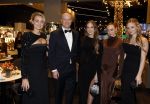 Amsterdam 9 december 2023
VIP dag van de luxury fair in de RAI. Dennis Bergkamp en zijn vrouw Henriette en dochters Estell ( zwanger) Saffron en Yasmin op de stand van Gassan Diamonds . presentatie gouden bankbiljet Dennis Bergkamp. david Bijlsma reikt het eerste exemplaar uit.