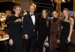 Amsterdam 9 december 2023
VIP dag van de luxury fair in de RAI. Dennis Bergkamp en zijn vrouw Henriette en dochters Estell ( zwanger) Saffron en Yasmin op de stand van Gassan Diamonds . presentatie gouden bankbiljet Dennis Bergkamp. david Bijlsma reikt het eerste exemplaar uit.