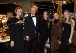 Amsterdam 9 december 2023
VIP dag van de luxury fair in de RAI. Dennis Bergkamp en zijn vrouw Henriette en dochters Estell ( zwanger) Saffron en Yasmin op de stand van Gassan Diamonds . presentatie gouden bankbiljet Dennis Bergkamp. david Bijlsma reikt het eerste exemplaar uit.