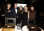 Amsterdam 9 december 2023
VIP dag van de luxury fair in de RAI. Dennis Bergkamp en zijn vrouw Henriette en dochters Estell ( zwanger) Saffron en Yasmin op de stand van Gassan Diamonds . presentatie gouden bankbiljet Dennis Bergkamp. david Bijlsma reikt het eerste exemplaar uit.