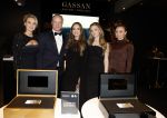 Amsterdam 9 december 2023
VIP dag van de luxury fair in de RAI. Dennis Bergkamp en zijn vrouw Henriette en dochters Estell ( zwanger) Saffron en Yasmin op de stand van Gassan Diamonds . presentatie gouden bankbiljet Dennis Bergkamp. david Bijlsma reikt het eerste exemplaar uit.