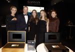 Amsterdam 9 december 2023
VIP dag van de luxury fair in de RAI. Dennis Bergkamp en zijn vrouw Henriette en dochters Estell ( zwanger) Saffron en Yasmin op de stand van Gassan Diamonds . presentatie gouden bankbiljet Dennis Bergkamp. david Bijlsma reikt het eerste exemplaar uit.