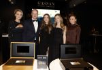 Amsterdam 9 december 2023
VIP dag van de luxury fair in de RAI. Dennis Bergkamp en zijn vrouw Henriette en dochters Estell ( zwanger) Saffron en Yasmin op de stand van Gassan Diamonds . presentatie gouden bankbiljet Dennis Bergkamp. david Bijlsma reikt het eerste exemplaar uit.