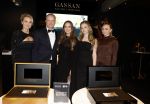 Amsterdam 9 december 2023
VIP dag van de luxury fair in de RAI. Dennis Bergkamp en zijn vrouw Henriette en dochters Estell ( zwanger) Saffron en Yasmin op de stand van Gassan Diamonds . presentatie gouden bankbiljet Dennis Bergkamp. david Bijlsma reikt het eerste exemplaar uit.