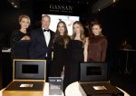Amsterdam 9 december 2023
VIP dag van de luxury fair in de RAI. Dennis Bergkamp en zijn vrouw Henriette en dochters Estell ( zwanger) Saffron en Yasmin op de stand van Gassan Diamonds . presentatie gouden bankbiljet Dennis Bergkamp. david Bijlsma reikt het eerste exemplaar uit.