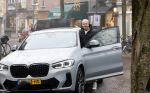 Amsterdam 7 december 2023
Dries Roelvink met zijn BMW X4 in Amsterdam zuid.