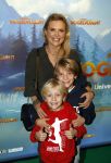 Amsterdam 2 december 2023
Premiere vogelvlucht in Pathe arena .
De cast met oa Floris Gobel Edsilia Rombley Linda Wagemakers Rayen Panday Posy Bakkum Imaani Oosterhuis Karin Bloemen en Thomas Koekkoek. Eveline Stallaart met zoons