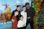 Amsterdam 2 december 2023
Premiere vogelvlucht in Pathe arena .
De cast met oa Floris Gobel Edsilia Rombley Linda Wagemakers Rayen Panday Posy Bakkum Imaani Oosterhuis Karin Bloemen en Thomas Koekkoek. Familie De Bakkertjes