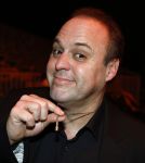 Rotterdam 30 december 2023
Surprise feestje voor Frans Bauer zijn 50e verjaardag in Ahoy. Frans Kwam met zijn vrouw Mariska Bauer en hun zonen Christiaan Frans Jr Lucas en Jan . Frans werd heel emotioneel toen hij aan kwam . In het circus werd er opgetreden door oa Patty Brard Thomas Berge en Emiel Hartkamp.