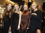 Amsterdam 9 december 2023
VIP dag van de luxury fair in de RAI. Dennis Bergkamp en zijn vrouw Henrita en dochters Estell ( zwanger) Saffron en Yasmin op de stand van Gassan Diamonds . presentatie gouden bankbiljet Dennis Bergkamp. david Bijlsma reikt het eerste exemplaar uit.