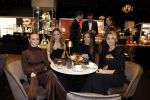 Amsterdam 9 december 2023
VIP dag van de luxury fair in de RAI. Dennis Bergkamp en zijn vrouw Henriette en dochters Estell ( zwanger) Saffron en Yasmin op de stand van Gassan Diamonds . presentatie gouden bankbiljet Dennis Bergkamp. david Bijlsma reikt het eerste exemplaar uit.