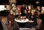 Amsterdam 9 december 2023
VIP dag van de luxury fair in de RAI. Dennis Bergkamp en zijn vrouw Henriette en dochters Estell ( zwanger) Saffron en Yasmin op de stand van Gassan Diamonds . presentatie gouden bankbiljet Dennis Bergkamp. david Bijlsma reikt het eerste exemplaar uit.