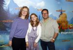 Amsterdam 2 december 2023
Premiere vogelvlucht in Pathe arena .
De cast met oa Floris Gobel Edsilia Rombley Linda Wagemakers Rayen Panday Posy Bakkum Imaani Oosterhuis Karin Bloemen en Thomas Koekkoek. Hilke Bierman met partner Thijs van Aken en dochter Madelief