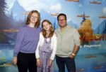 Amsterdam 2 december 2023
Premiere vogelvlucht in Pathe arena .
De cast met oa Floris Gobel Edsilia Rombley Linda Wagemakers Rayen Panday Posy Bakkum Imaani Oosterhuis Karin Bloemen en Thomas Koekkoek. Hilke Bierman met partner Thijs van Aken en dochter Madelief