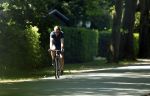 Huizen 13 juni 2023
Jeroen Rietbergen vertrekt op zijn fiest bij het huis van Linda de Mol . Hun beider auto's staan op de oprit.