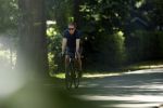 Huizen 13 juni 2023
Jeroen Rietbergen vertrekt op zijn fiest bij het huis van Linda de Mol . Hun beider auto's staan op de oprit.